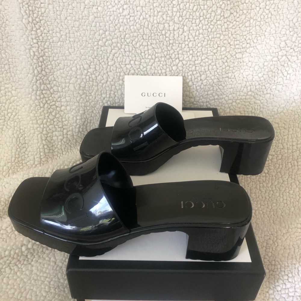 Plastique logo-embossed rubber mules